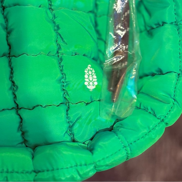 NWT Free People x FP Movement Quilted Baby Carryall Crossbody Bag in Kelly Green - Picture 7 of 12